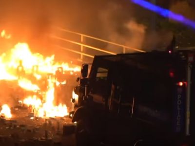 Бой полиции с жителями. Скрин видео youtube.com Бой полиции с жителями. Скрин видео youtube.com